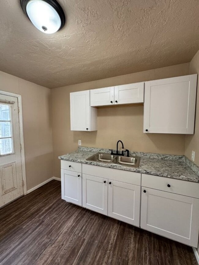 Building Photo - 2 bed one bath all new inside!