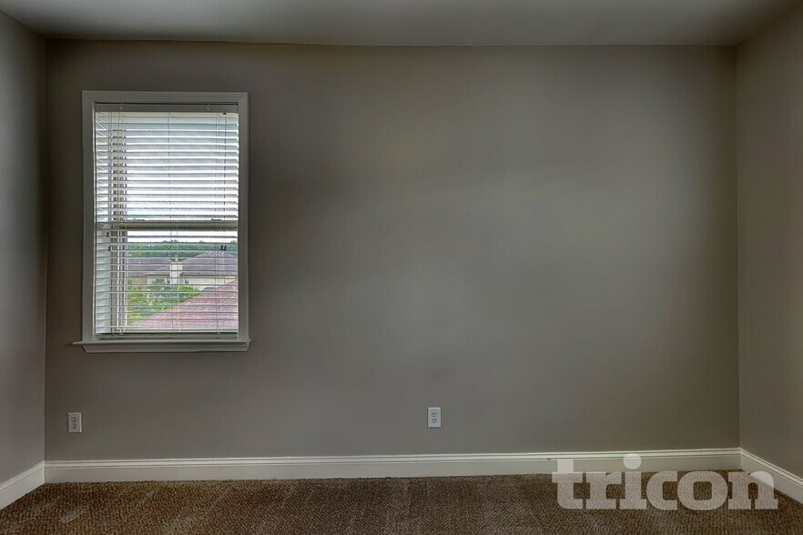 Building Photo - 4384 Challedon Dr