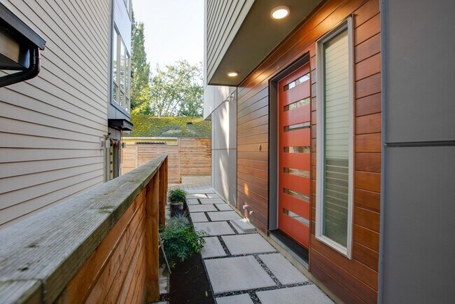 Building Photo - Impeccable Greenwood Townhome with Air Con...