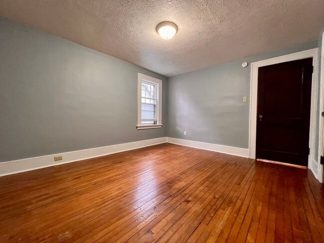 Building Photo - Spacious super clean 3 BR home close to Ba...