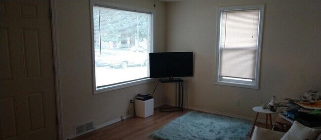 Building Photo - Hazel St Triplex