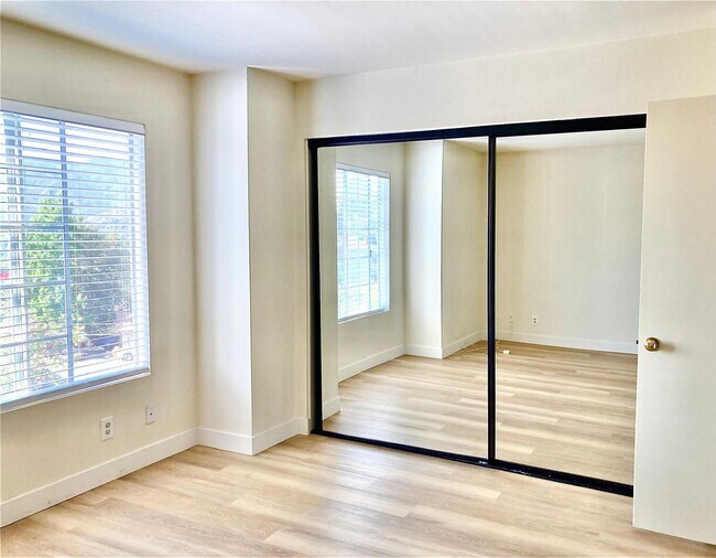 Building Photo - Charming 2 Bedroom 2 Bath townhouse with a...