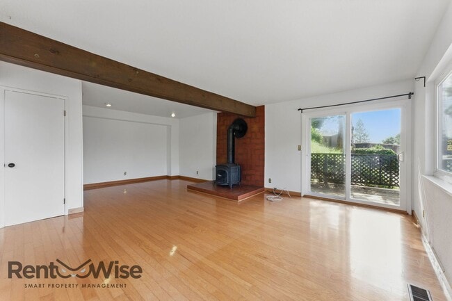 Building Photo - 6845 Thornhill Dr