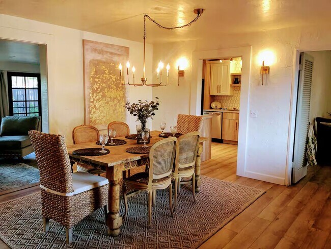 Building Photo - A true Tucson style home near the University of Arizona main campus! Must See!