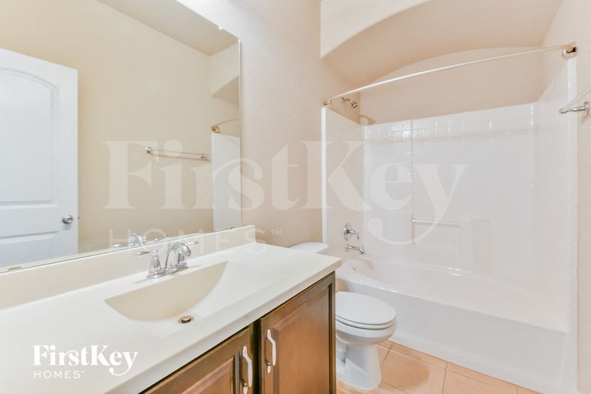 Building Photo - 649 Bent Oak Dr