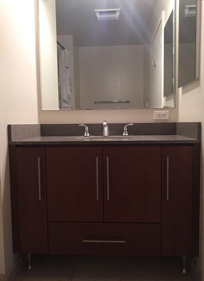 Building Photo - Fantastic 2 Bedroom/2 Bathroom Condo For R...