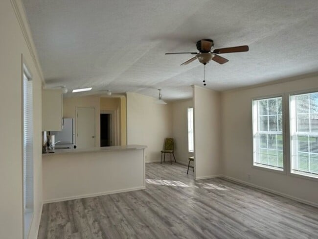 Building Photo - 2 bed, 2 bath, detached heated shop, great...