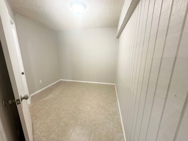Building Photo - Charming 2-Bedroom Townhome with Bonus Roo...