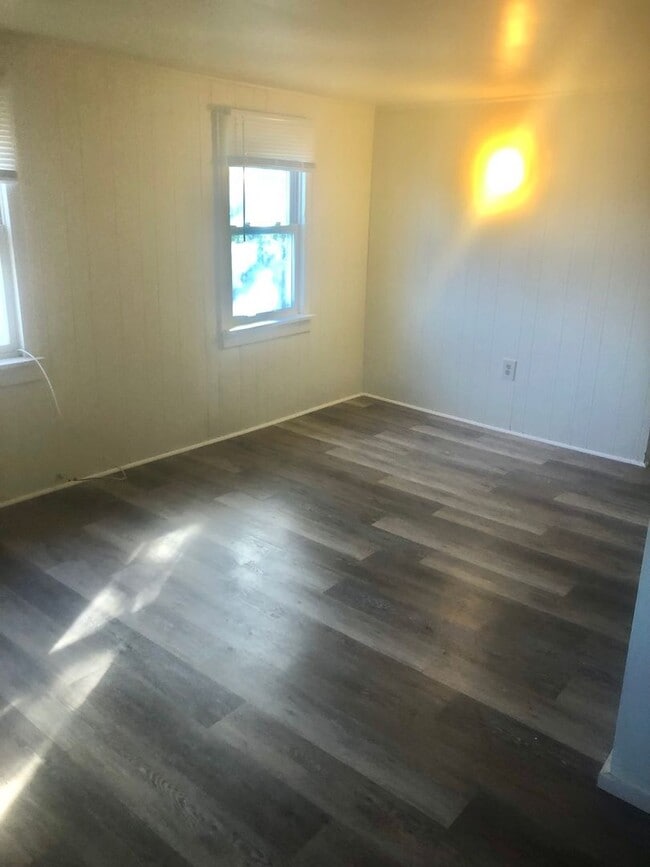 Building Photo - Updated Seymour Unit for Rent