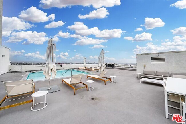 Building Photo - 838 N Doheny Dr