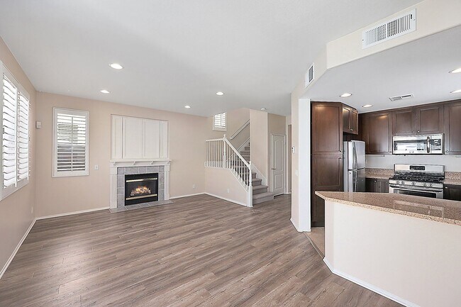 Building Photo - 2 Master Suites - 2 car garage - Townhome