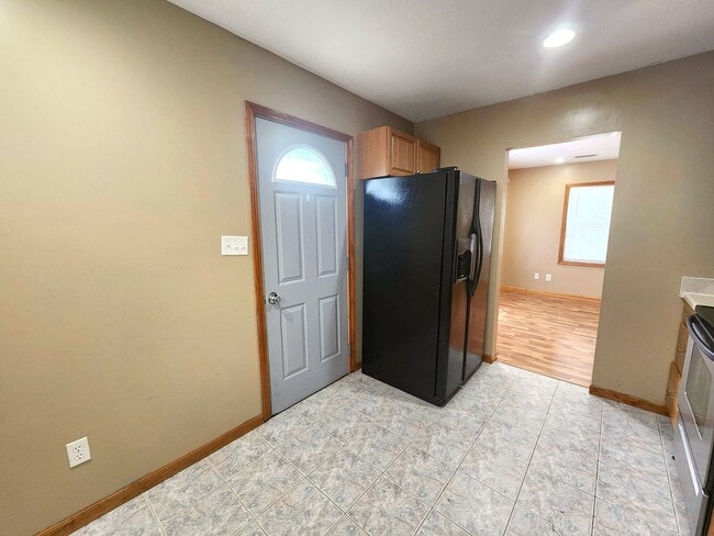 Building Photo - Cute home with amazing natural lighting! Check it out today!