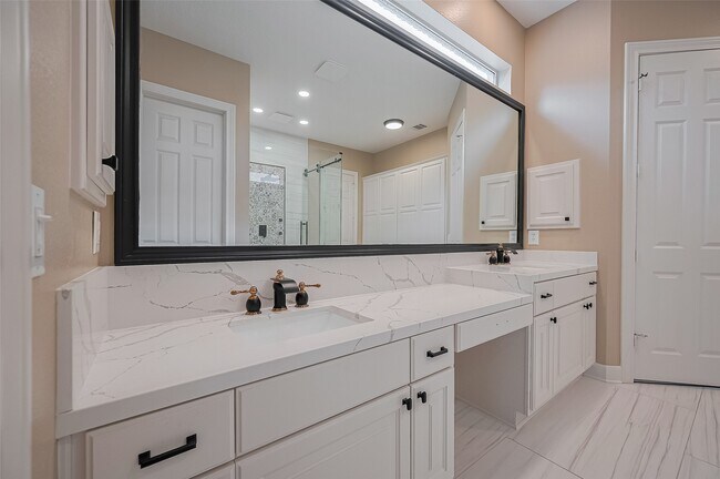 Building Photo - 11826 Legend Manor Dr
