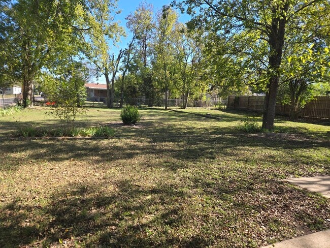 Building Photo - 1601 S 35th St