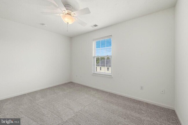 Building Photo - 2068 Stoneleigh Dr
