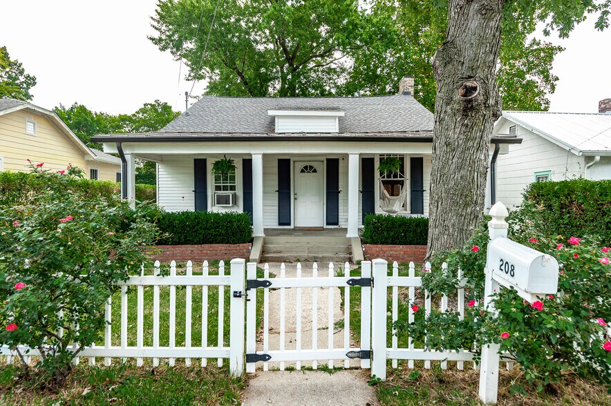 Front entrance - 208 22nd St