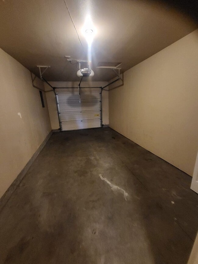 Building Photo - Cute Townhouse