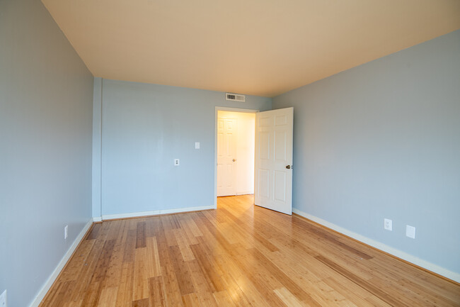 Building Photo - Marvelous 2 Bed Condo in Alexandria Virginia!