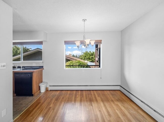 Building Photo - Modern Comfort: 1-Bedroom Apartment with B...