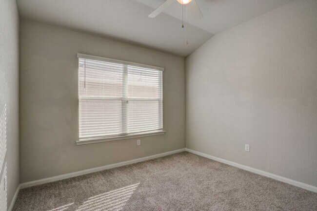 Building Photo - Charming 4/BR 2/BA One-Level Home with Spa...