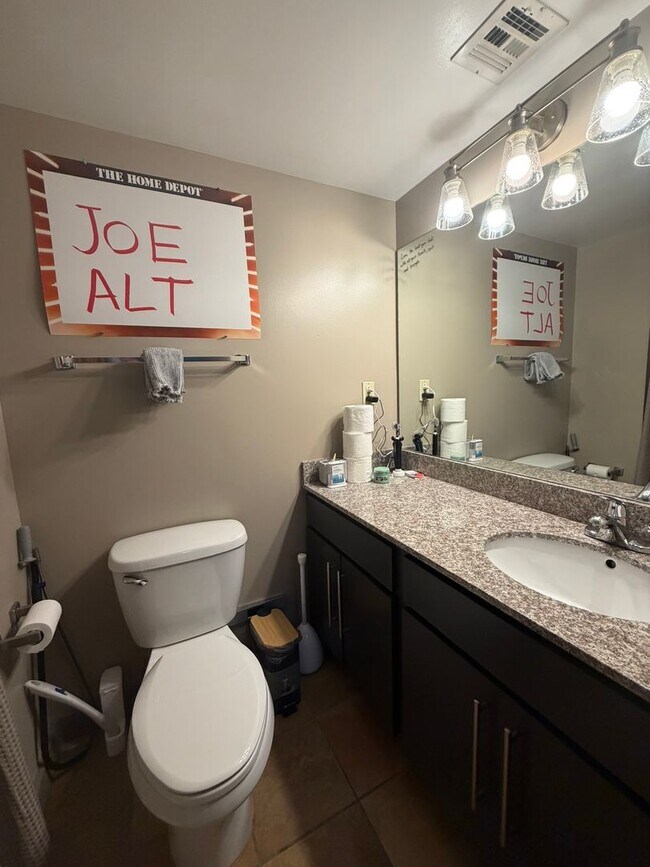 Building Photo - Available FALL 2026 @ $3300/Month! Beautiful 8th floor Lake Plaza unit ready for August 2026 Move...