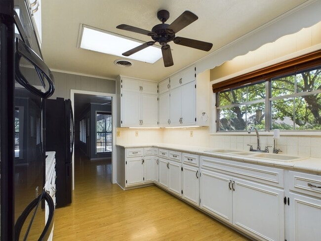 Building Photo - Charming 3-Bed Oasis with Fireplace & Hard...