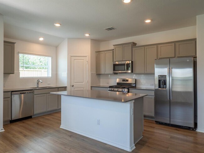 Building Photo - 702 Silver Springs Bend