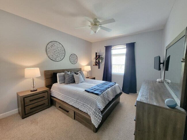 Building Photo - Fully Renovated Large 3 Bed 2.5 Bath 2 Car Garage Townhouse in Perfect Location