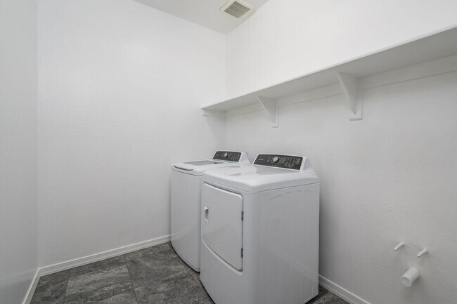 Building Photo - 8536 S 40th Glen