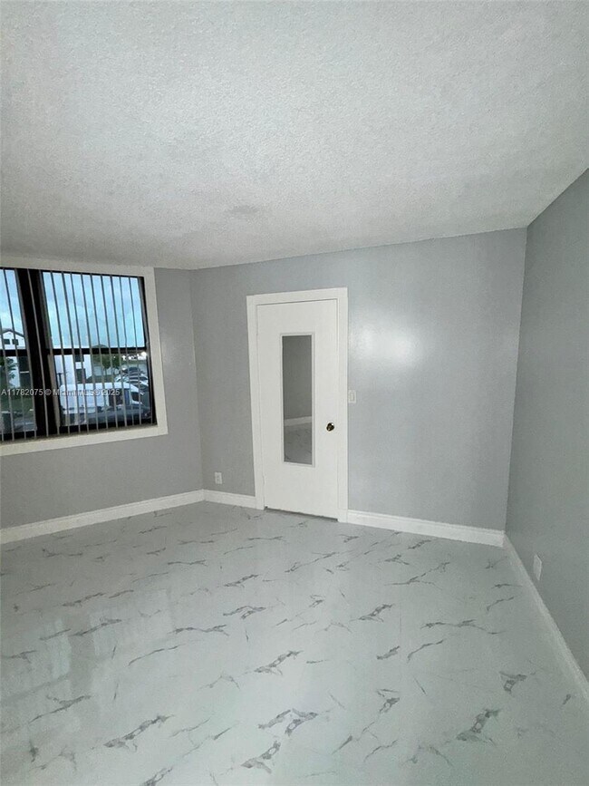 Building Photo - 215 Lake Pointe Dr