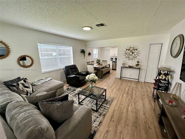 Building Photo - 6040 SW 35th St