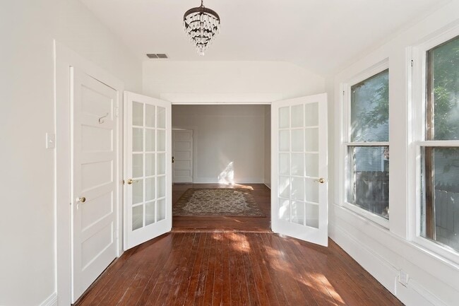 Building Photo - 603 E Losoya St