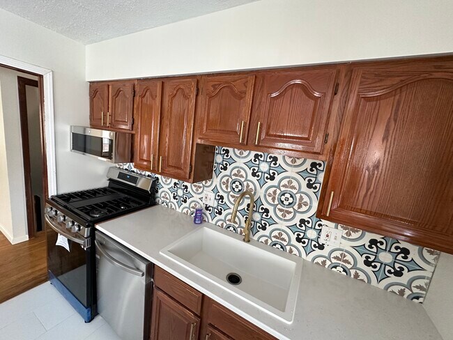 Building Photo - Brinwood Property APT A
