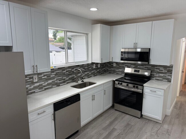 Building Photo - Charming 4-Bed Home with Bonus Room in Tampa! Landscaping/Utilities Included. Available Now!!