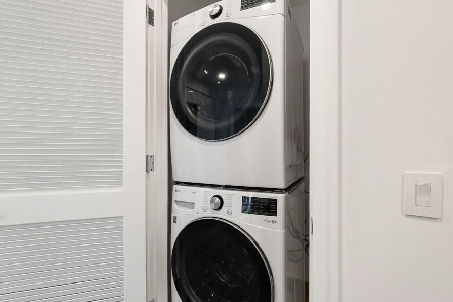 Building Photo - 211 N Harbor Dr