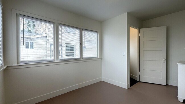 Building Photo - 256 Nordina St