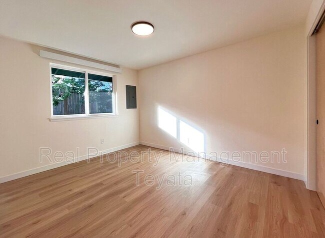 Building Photo - 908 Key St