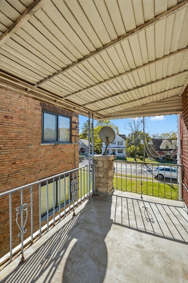 Building Photo - Charming Covedale Duplex