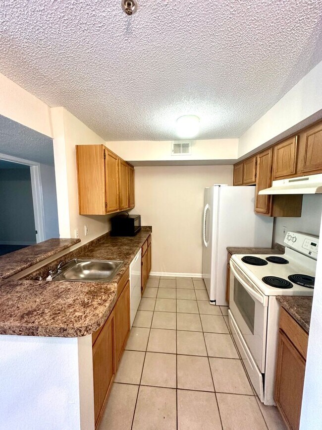 Building Photo - Spacious 3B/2B Unfurnished Condo near Beach in the Heart of Destin!