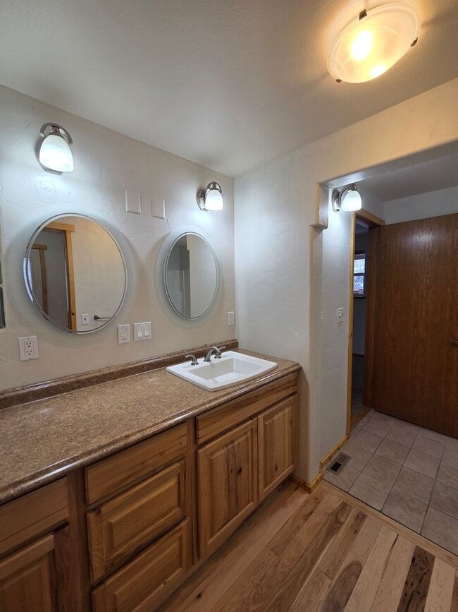 Building Photo - s2980