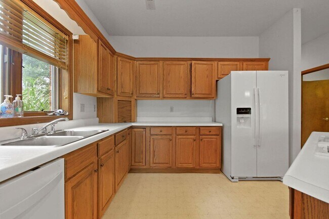 Building Photo - Private 3BR Brick Home with Scenic View