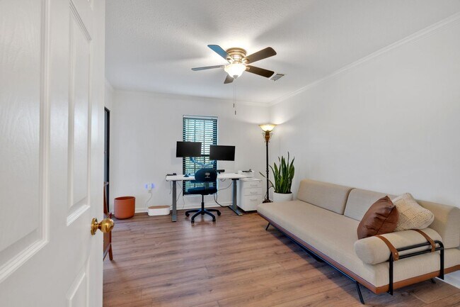 Building Photo - 25109 Plantation Dr NE