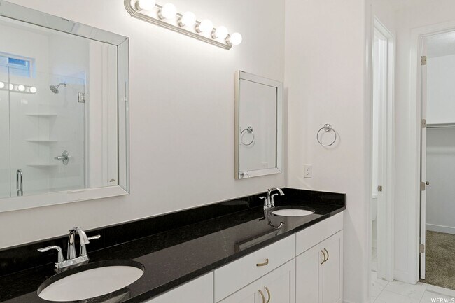 Building Photo - Stunning Home Right on the Golf Course!