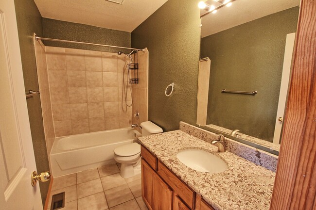 Building Photo - 4 bed 3.5 bath Founders home