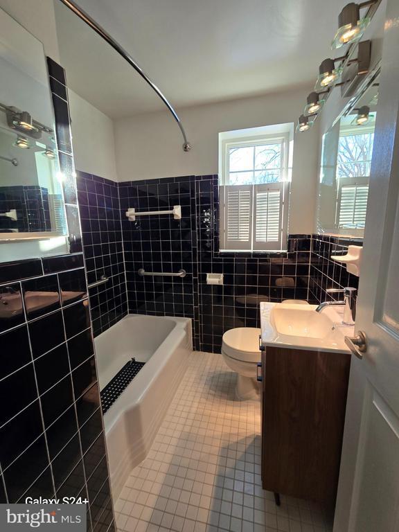 Building Photo - 6618 Boulevard View