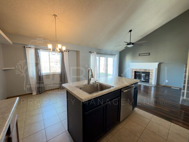 Building Photo - Spacious Split Level