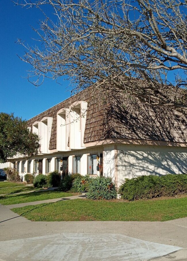 Building Photo - 701 N C St