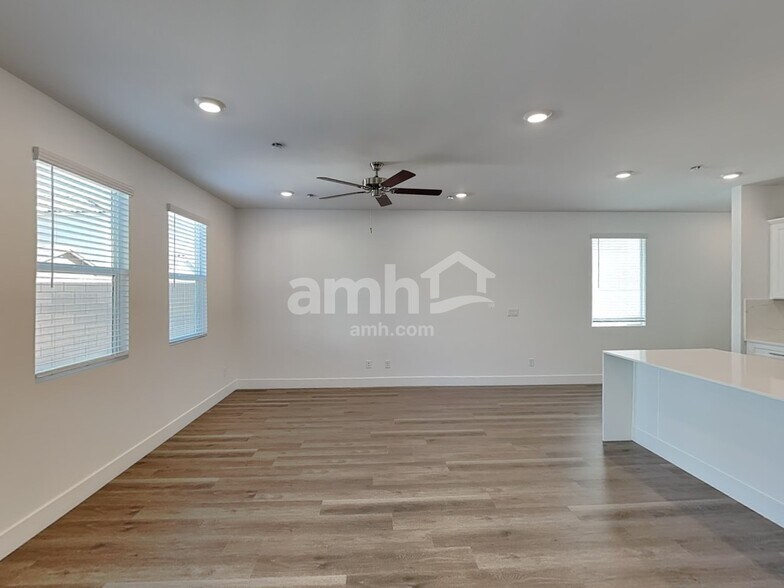 Building Photo - 5864 Vaes Dothrak St