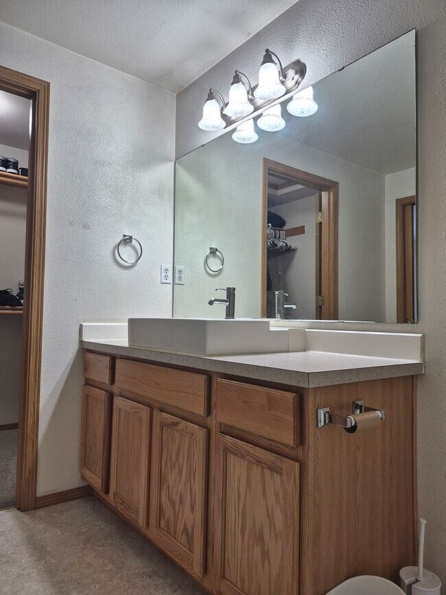 Building Photo - Cozy Yet Spacious Home For Rent!!