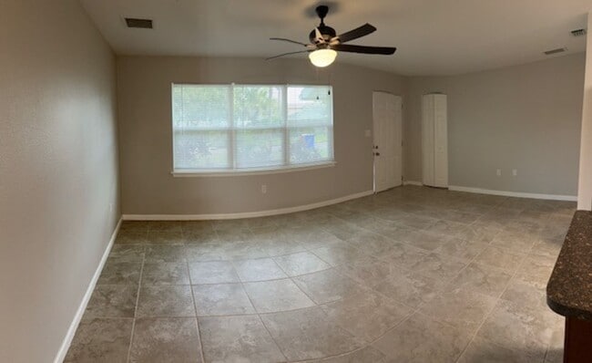 Building Photo - Must See! Renovated 3/2 Block Home Close To River! Water and Lawn Care Included